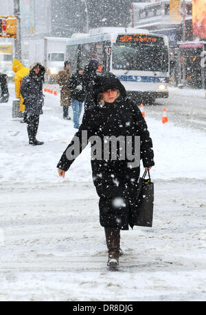 New York, NY, USA. 21. Januar 2014. Eine Frau kommt im Schneesturm in einer Straße nahe dem Times Square in New York City, USA, am 21. Januar 2014. Bildnachweis: Xinhua/Alamy Live-Nachrichten Stockfoto