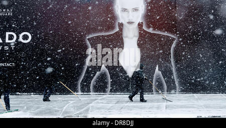 New York, NY, USA. 21. Januar 2014. Arbeiter kehren Schnee von einer Straße in der Nähe des Times Square während eines Schneesturms in New York City, USA, am 21. Januar 2014. Bildnachweis: Xinhua/Alamy Live-Nachrichten Stockfoto