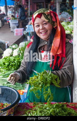 Standbesitzer am Morgenmarkt in Mae Hong Son, Thailand Stockfoto