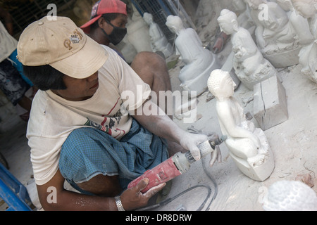 Mens arbeiten auf eine Statue von Buddha Stockfoto