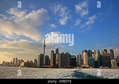 Toronto Skyline mit Wolkenkratzern Wahrzeichen und gefrorenen Hafen Stockfoto