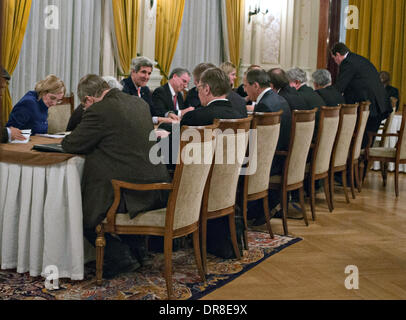 US-Außenminister John Kerry führt Gespräche mit dem russischen Außenminister Sergej Lawrow vor dem Start der Genf-II-Konferenz auf Syrien 21. Januar 2014 in Montreux, Schweiz. Stockfoto