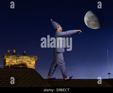 Schlafwandler gehen auf das Dach Stockfoto