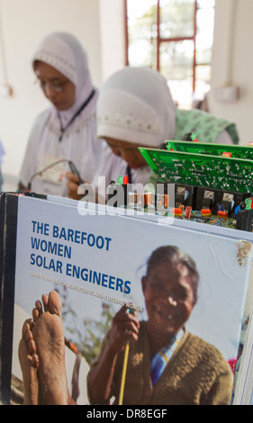 Frauen auf einem solar Workshop lernen, wie man solar Lanters am Barefoot College in Tilonia, Rajasthan, Indien zu machen. Stockfoto