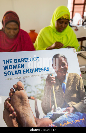 Frauen auf einem solar Workshop lernen, wie man solar Lanters am Barefoot College in Tilonia, Rajasthan, Indien zu machen. Stockfoto