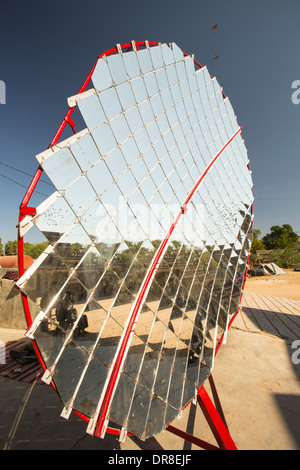 Solarkocher am Barefoot College in Tilonia, Rajasthan, Indien. Stockfoto