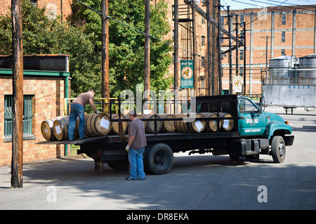 Arbeitnehmer bei Buffalo Trace Distillery entladen Barrel Bourbon in Frankfort, Kentucky Stockfoto