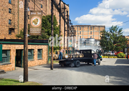 Arbeitnehmer bei Buffalo Trace Distillery entladen Barrel Bourbon in Frankfort, Kentucky Stockfoto