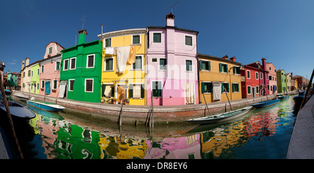 Burano, Venedig - bunten Häusern an einem Kanal in Burano, Venedig, Veneto, Italien Stockfoto