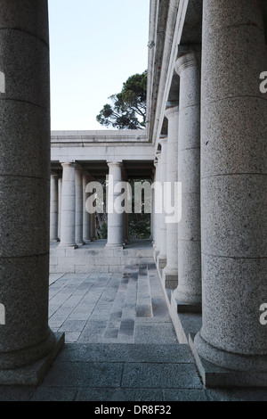 Granitsäulen von Rhodes Memorial an den Hängen des Teufels Peak, Kapstadt Stockfoto