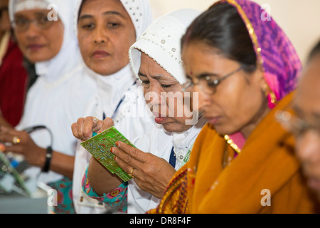 Frauen auf einem solar Workshop lernen, wie man solar Lanters am Barefoot College in Tilonia, Rajasthan, Indien zu machen. Stockfoto