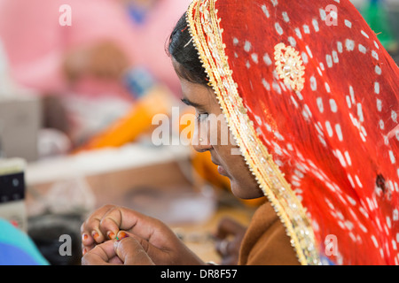 Frauen auf einem solar Workshop lernen, wie man solar Lanters am Barefoot College in Tilonia, Rajasthan, Indien zu machen. Stockfoto