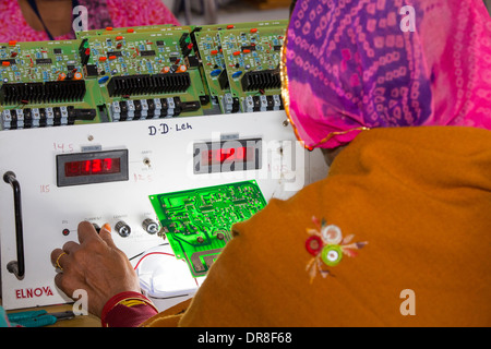 Frauen auf einem solar Workshop lernen, wie man solar Lanters am Barefoot College in Tilonia, Rajasthan, Indien zu machen. Stockfoto