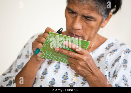 Frauen auf einem solar Workshop lernen, wie man solar Lanters am Barefoot College in Tilonia, Rajasthan, Indien zu machen. Stockfoto