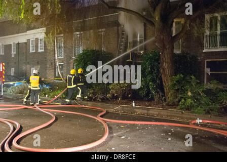 London, UK. 21. Januar 2014. London Feuerwehr Mannschaft einen Hausbrand im Londoner Hyde Park Gardens Mews, Paddington, in Angriff nehmen. Bildnachweis: Peter Manning/Alamy Live-Nachrichten Stockfoto