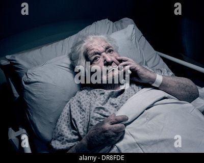 Ältere Dame Alzheimer's Hospital Care Home Bett Nacht besorgte Angst verletzliche Demenz älteres Alter 100 Jahre Dame im Krankenhaus Pflege Bett in der Nacht Stockfoto