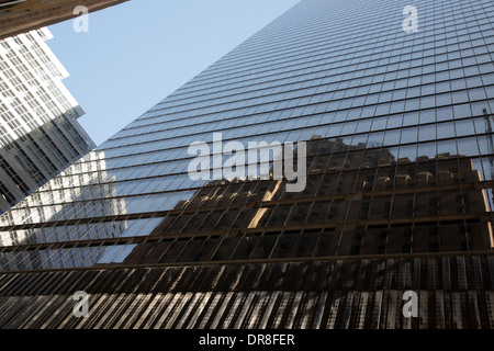 Reflexionen eines alten Gebäudes auf ein neues Gebäude, Manhattan, New York Stockfoto