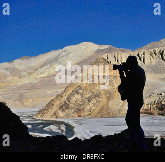 Nachschlagen der Kali Gandaki Fluss ins Königreich Mustang in der Annapurna Region Nepal Fotograf-silhouette Stockfoto