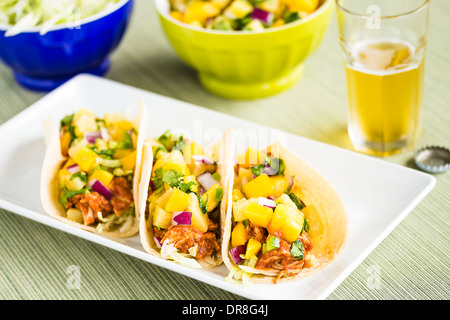 Mais-Tortillas gefüllt mit Blattsalat, zerkleinerte Grill Huhn und gekrönt mit Mango-Ananas-salsa Stockfoto