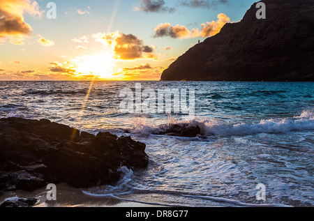 Wunderschönen Sonnenaufgang vom Makapuu Beach mit Blick auf den Leuchtturm auf Makapuu Point auf Oahu, Hawaii Stockfoto