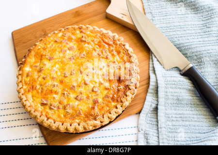 Eine leckere Quiche gemacht, Käse, Zwiebeln und Spam, eine beliebte und gemeinsamen Essen in Hawaii Stockfoto