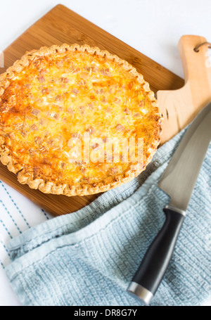 Eine leckere Quiche gemacht, Käse, Zwiebeln und Spam, eine beliebte und gemeinsamen Essen in Hawaii Stockfoto