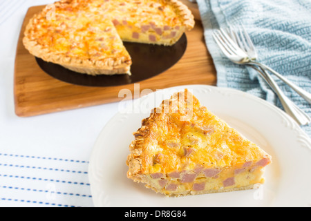 Eine leckere Quiche gemacht, Käse, Zwiebeln und Spam, eine beliebte und gemeinsamen Essen in Hawaii Stockfoto