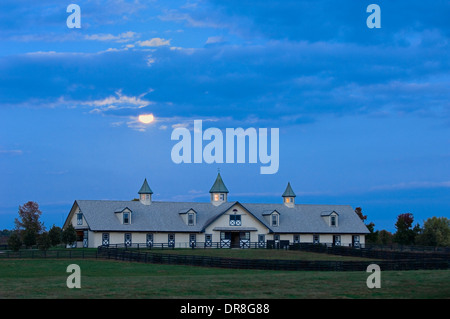 Full Moon Rising über Pferdestall in Woodford County, Kentucky Stockfoto