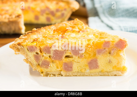 Eine leckere Quiche gemacht, Käse, Zwiebeln und Spam, eine beliebte und gemeinsamen Essen in Hawaii Stockfoto