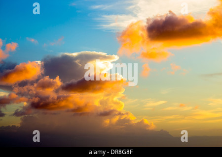 Eine dramatische bunte bewölkten Himmel bei Sonnenuntergang Stockfoto