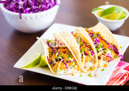 Gebratene panierte Ahi Thunfisch, Reis, Lilakraut, grüne Zwiebeln, Masago (Lodde Fischrogen) und Wasabi-Mayonnaise auf Mais-tortillas Stockfoto