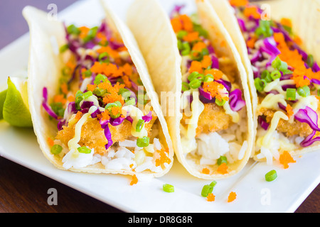 Gebratene panierte Ahi Thunfisch, Reis, Lilakraut, grüne Zwiebeln, Masago (Lodde Fischrogen) und Wasabi-Mayonnaise auf Mais-tortillas Stockfoto