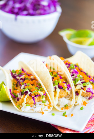 Gebratene panierte Ahi Thunfisch, Reis, Lilakraut, grüne Zwiebeln, Masago (Lodde Fischrogen) und Wasabi-Mayonnaise auf Mais-tortillas Stockfoto