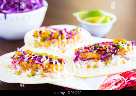 Gebratene panierte Ahi Thunfisch, Reis, Lilakraut, grüne Zwiebeln, Masago (Lodde Fischrogen) und Wasabi-Mayonnaise auf Mais-tortillas Stockfoto