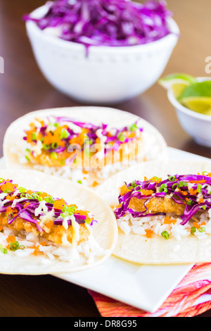 Gebratene panierte Ahi Thunfisch, Reis, Lilakraut, grüne Zwiebeln, Masago (Lodde Fischrogen) und Wasabi-Mayonnaise auf Mais-tortillas Stockfoto