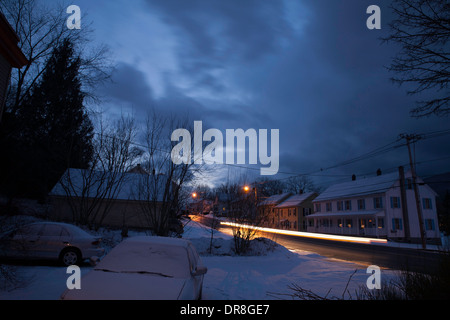 Verschneiten Winterabend in Stadt in New England. Stockfoto