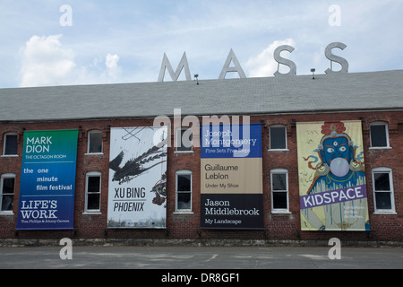 Banner auf Mass MoCA [Massachusetts Museum of Contemporary Art] in North Adams, Massachusetts mit Liste der aktuellen Ausstellungen. Stockfoto