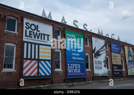Banner auf Mass MoCA [Massachusetts Museum of Contemporary Art] in North Adams, Massachusetts mit Liste der aktuellen Ausstellungen. Stockfoto