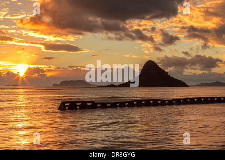 Mokoli'i Island (früher bekannt als der veraltete Begriff „Chinaman's hat“) bei Sonnenaufgang vor der Küste von Windward Oahu, Hawaii Stockfoto