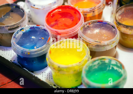 Bunten Acrylfarben in Kunststoff Dosen. Makro-Foto Stockfoto