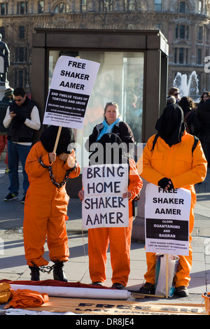 Demonstranten in Orange passt zum zwölften Jahrestag der Eröffnung des extralegale Gefangenenlager in Guantánamo Bay Stockfoto