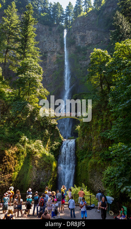 COLUMBIA RIVER GORGE, OREGON, USA - Touristen auf Brücke bei Multnomah Falls. Stockfoto