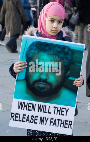 Tochter von Shawi Ahmed Omar zu Protest in London für die Freilassung aller Gefangenen in Guantánamo Bay Stockfoto