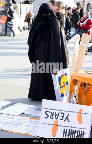 Ehefrau von Shawi Ahmed Omar zu Protest in London für die Freilassung aller Gefangenen in Guantánamo Bay Stockfoto