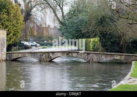 Cotswolds Gebiet von außergewöhnlicher natürlicher Schönheit, Dorf von Bourton auf dem Wasser, England Stockfoto