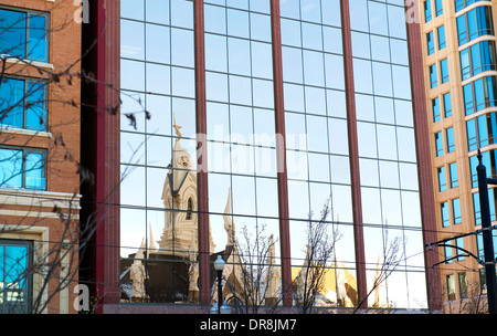 Turm auf der Montagehalle in Temple Square spiegelt sich in modernen Gebäuden in der Innenstadt von Salt Lake City. Stockfoto