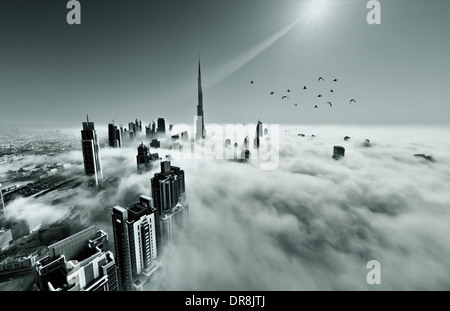 Nebel über der Skyline von Dubai Burj Khalifa einschließlich Stockfoto