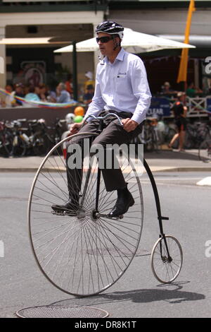 Stirling, Südaustralien. 22. Januar 2014. Ein Hochrad-Enthusiasten, Reiten durch Aldgate in Stufe 2 der Santos Tour Down Under 2014 vom Prospekt nach Stirling, South Australia am 22. Januar 2014 Credit: Peter Mundy/Alamy Live News Stockfoto