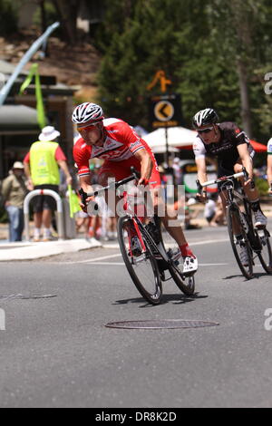 Stirling, Südaustralien. 22. Januar 2014. Will Clarke (Drapac) führt die Ausreißergruppe durch Aldgate in Stufe 2 der Santos Tour Down Under 2014 vom Prospekt nach Stirling, South Australia am 22. Januar 2014 Credit: Peter Mundy/Alamy Live News Stockfoto