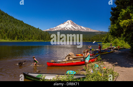 Regierung CAMP, OREGON, USA - Menschen, Kanus und Kajaks Trillium Lake und Mount Hood. Stockfoto